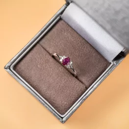 Pierścionek z białego złota z rubinem i diamentami Pierścionek z białego złota z rubinem i diamentami