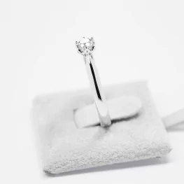 Pierścionek z białego złota z diamentem Pierścionek z białego złota z diamentem