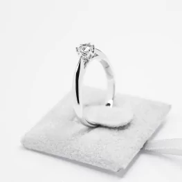Pierścionek z białego złota z diamentem Pierścionek z białego złota z diamentem