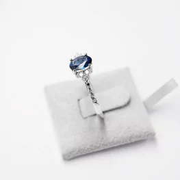 Pierścionek z białego złota z niebieskim szafirem i diamentami TP0001BNSR Pierścionek z białego złota z niebieskim szafirem i diamentami TP0001BNSR