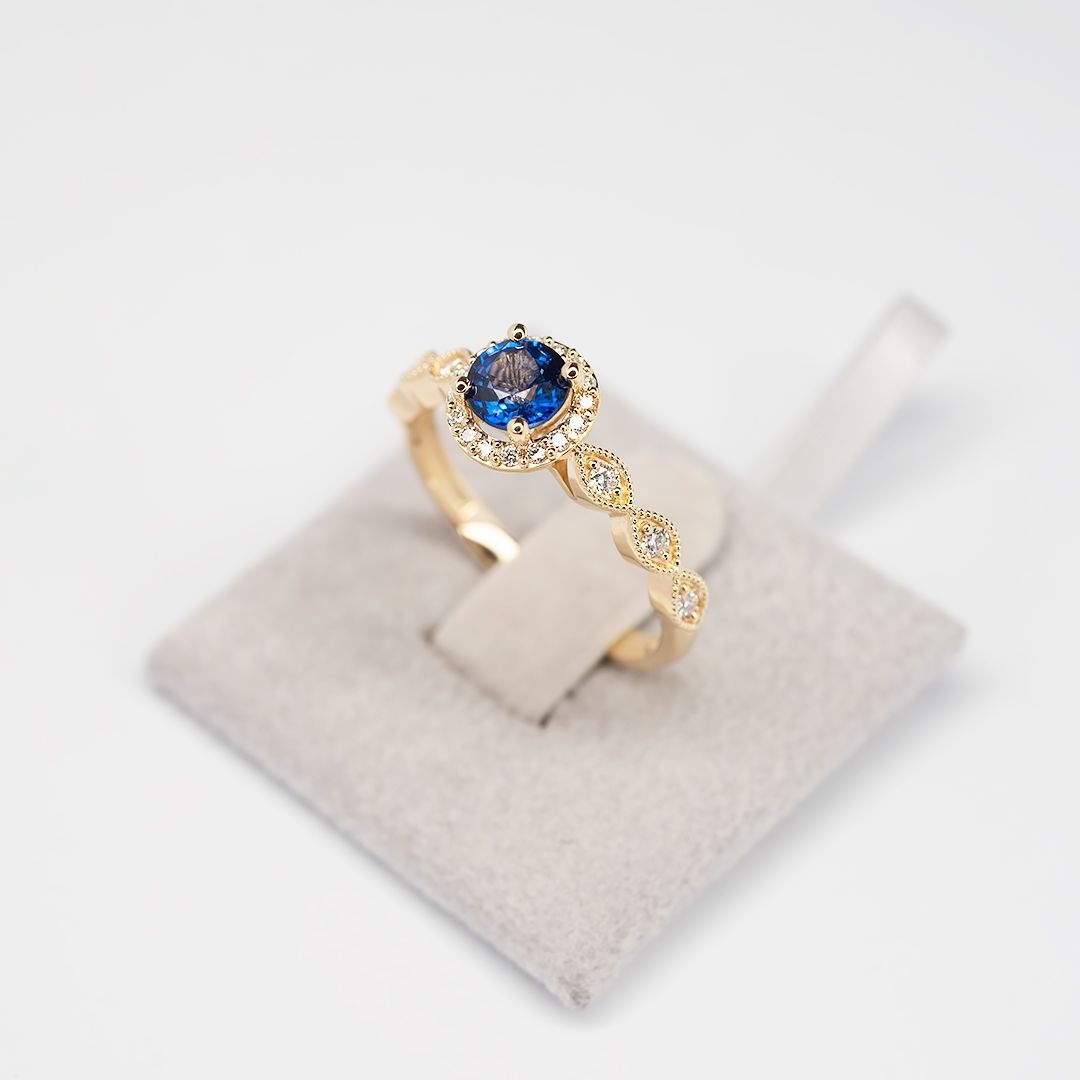 Złoty pierścionek z niebieskim szafirem i diamentami