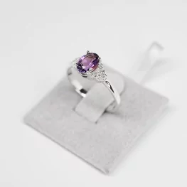 Pierścionek z białego złota z ametystem i diamentami Pierścionek z białego złota z ametystem i diamentami