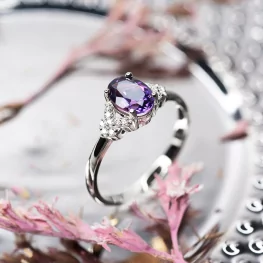 Pierścionek z białego złota z ametystem i diamentami Pierścionek z białego złota z ametystem i diamentami