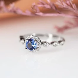 Pierścionek z białego złota z tanzanitem i diamentami Pierścionek z białego złota z tanzanitem i diamentami