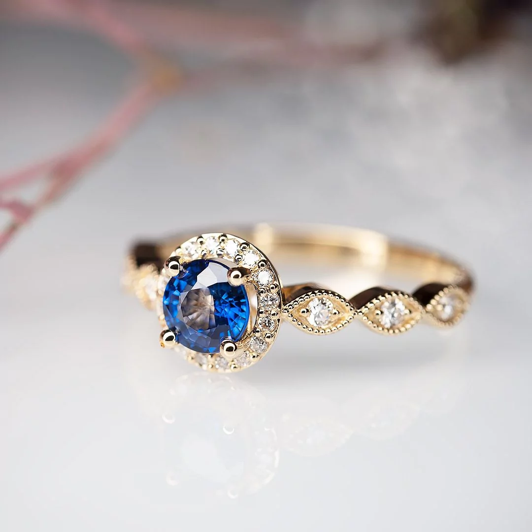 Złoty pierścionek z niebieskim szafirem i diamentami TP0071ZNSR