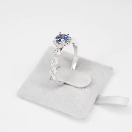 Pierścionek z białego złota z tanzanitem i diamentami Pierścionek z białego złota z tanzanitem i diamentami