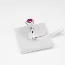 Pierścionek z białego złota z rubinem i diamentami Pierścionek z białego złota z rubinem i diamentami