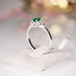 Pierścionek z białego złota ze szmaragdem i diamentami TP0031BSD Pierścionek z białego złota ze szmaragdem i diamentami TP0031BSD