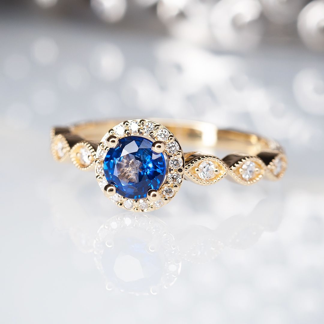 Złoty pierścionek z niebieskim szafirem i diamentami