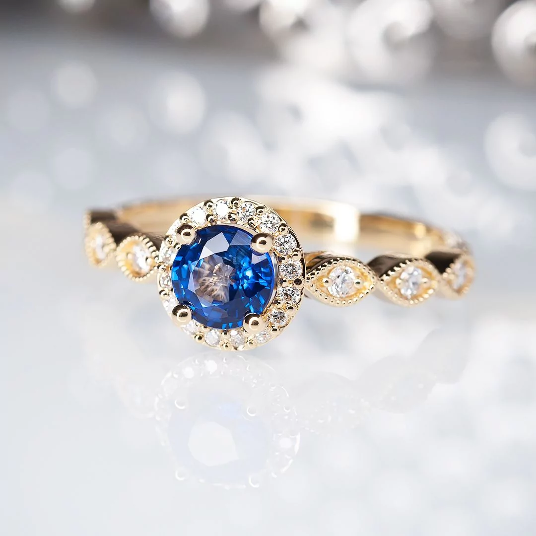 Złoty pierścionek z niebieskim szafirem i diamentami TP0071ZNSR