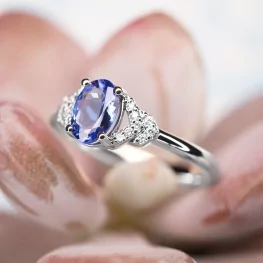 Pierścionek z białego złota z tanzanitem i diamentami Pierścionek z białego złota z tanzanitem i diamentami