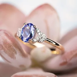 Złoty pierścionek z tanzanitem i diamentami Złoty pierścionek z tanzanitem i diamentami