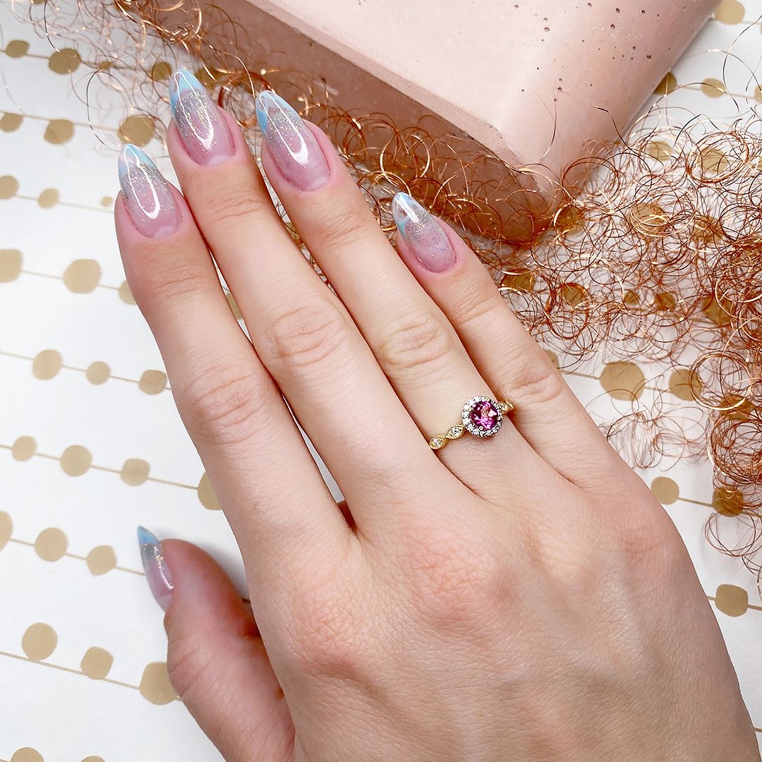 Złoty pierścionek z różowym topazem i diamentami