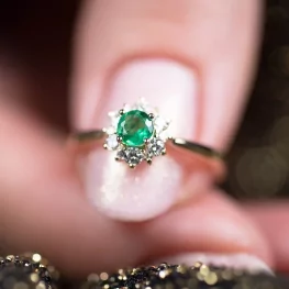 Złoty pierścionek ze szmaragdem i diamentami Złoty pierścionek ze szmaragdem i diamentami
