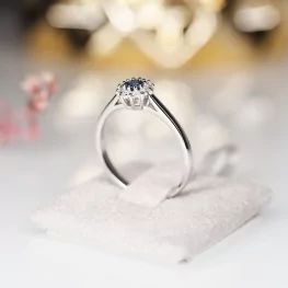 Pierścionek z białego złota z niebieskim szafirem i diamentami TP0005BNSR Pierścionek z białego złota z niebieskim szafirem i diamentami TP0005BNSR