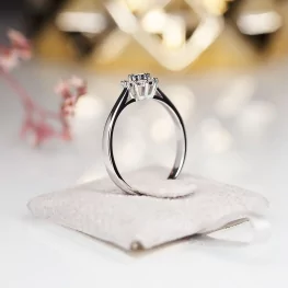 Pierścionek z białego złota z niebieskim szafirem i diamentami TP0005BNSR Pierścionek z białego złota z niebieskim szafirem i diamentami TP0005BNSR