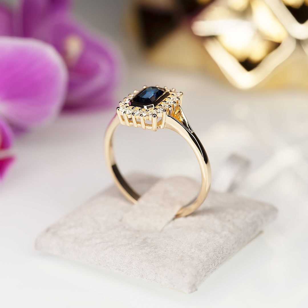 Złoty pierścionek z szafirem i diamentami