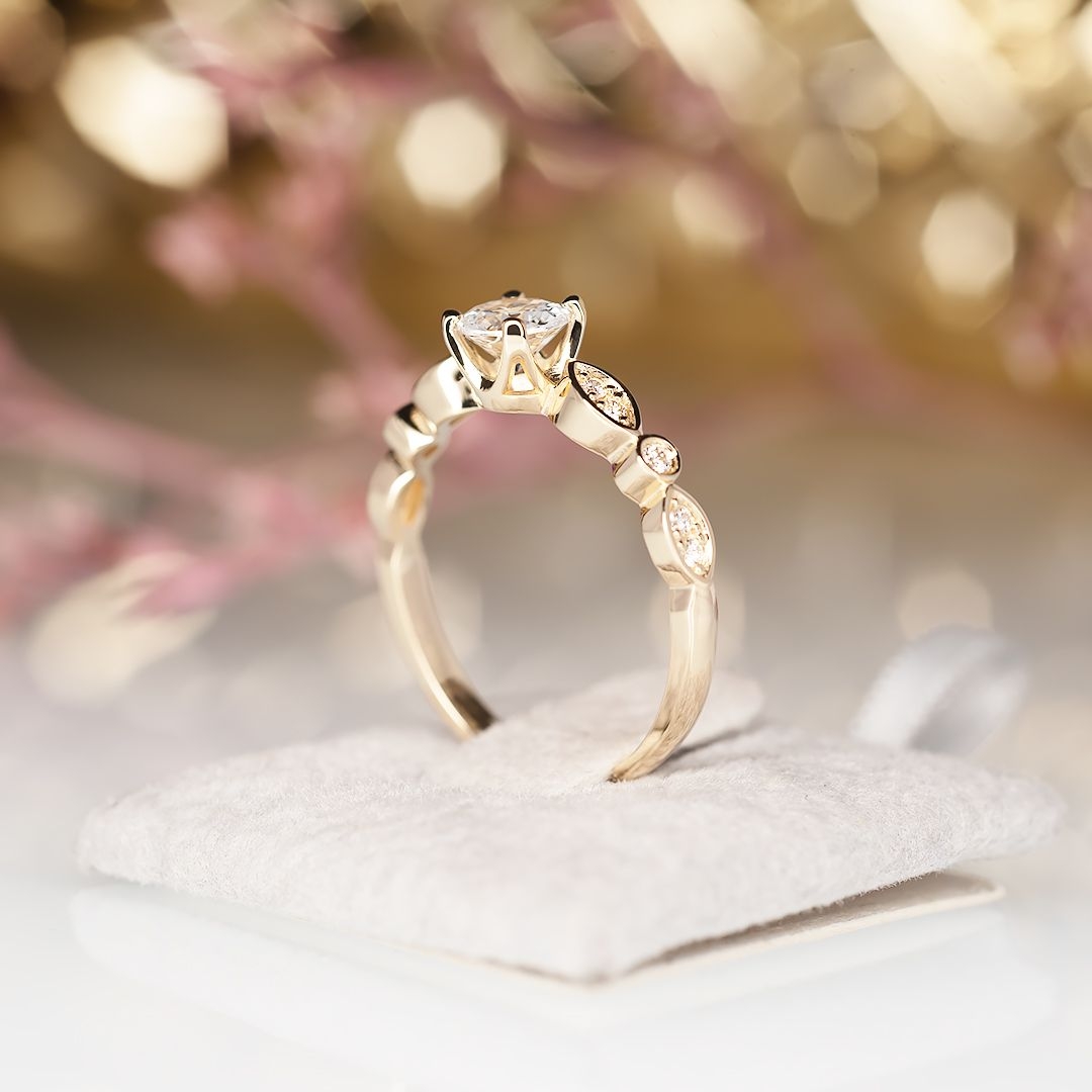 Złoty pierścionek z białym szafirem i diamentami
