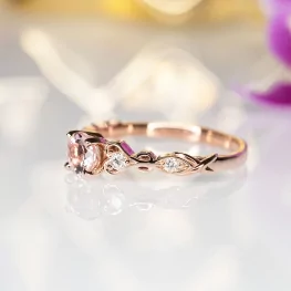 Pierścionek z różowego złota z morganitem i diamentami Pierścionek z różowego złota z morganitem i diamentami