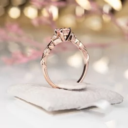 Pierścionek z różowego złota z morganitem i diamentami Pierścionek z różowego złota z morganitem i diamentami