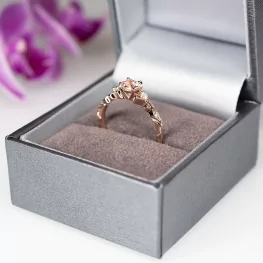 Pierścionek z różowego złota z morganitem i diamentami Pierścionek z różowego złota z morganitem i diamentami