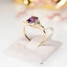 Złoty pierścionek z ametystem i diamentami Złoty pierścionek z ametystem i diamentami