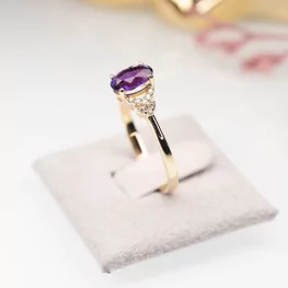 Złoty pierścionek z ametystem i diamentami TP0068ZAT Złoty pierścionek z ametystem i diamentami TP0068ZAT