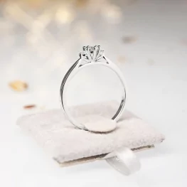 Pierścionek z białego złota z diamentami Pierścionek z białego złota z diamentami