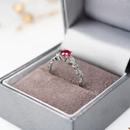 Pierścionek z białego złota z rubinem i diamentami Pierścionek z białego złota z rubinem i diamentami