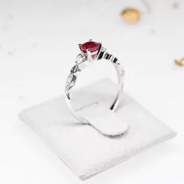 Pierścionek z białego złota z rubinem i diamentami Pierścionek z białego złota z rubinem i diamentami