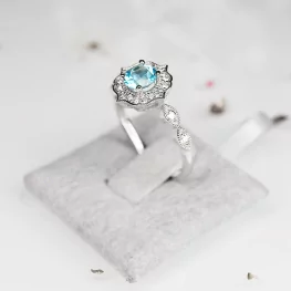 Pierścionek z białego złota z niebieskim topazem i diamentami Pierścionek z białego złota z niebieskim topazem i diamentami