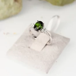 Pierścionek z białego złota z turmalinem i diamentami Pierścionek z białego złota z turmalinem i diamentami