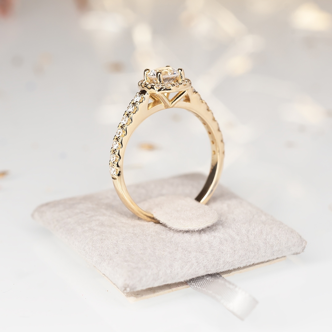 Złoty pierścionek z białym szafirem i diamentami