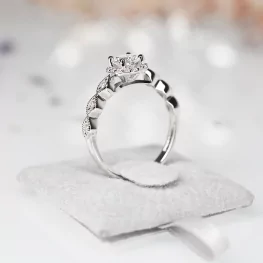Pierścionek z białego złota z diamentami Pierścionek z białego złota z diamentami