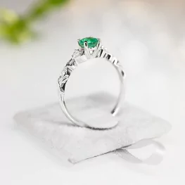 Pierścionek z białego złota ze szmaragdem i diamentami Pierścionek z białego złota ze szmaragdem i diamentami