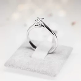 Pierścionek z białego złota z diamentem Pierścionek z białego złota z diamentem