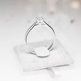 Pierścionek z białego złota z diamentem Pierścionek z białego złota z diamentem