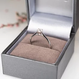 Pierścionek z białego złota z diamentem Pierścionek z białego złota z diamentem