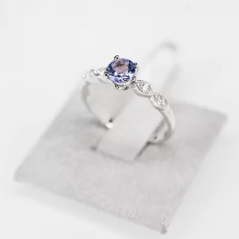 Pierścionek z białego złota z tanzanitem i diamentami Pierścionek z białego złota z tanzanitem i diamentami