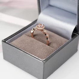 Pierścionek z różowego złota z morganitem i diamentami Pierścionek z różowego złota z morganitem i diamentami