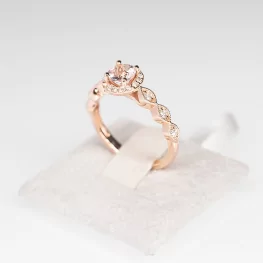 Pierścionek z różowego złota z morganitem i diamentami Pierścionek z różowego złota z morganitem i diamentami