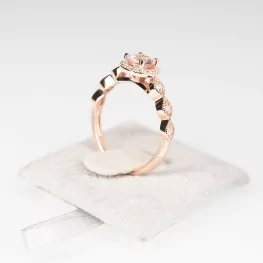 Pierścionek z różowego złota z morganitem i diamentami Pierścionek z różowego złota z morganitem i diamentami