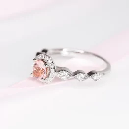 Pierścionek z białego złota z morganitem i diamentami Pierścionek z białego złota z morganitem i diamentami