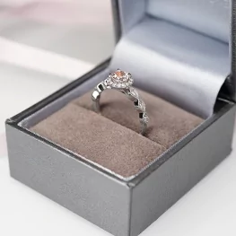 Pierścionek z białego złota z morganitem i diamentami Pierścionek z białego złota z morganitem i diamentami