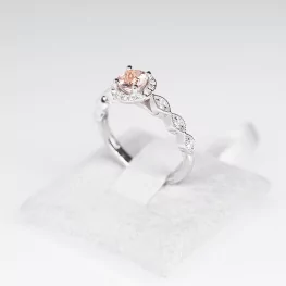 Pierścionek z białego złota z morganitem i diamentami Pierścionek z białego złota z morganitem i diamentami