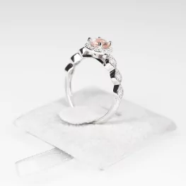 Pierścionek z białego złota z morganitem i diamentami Pierścionek z białego złota z morganitem i diamentami