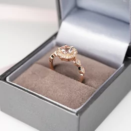 Pierścionek z różowego złota z morganitem i diamentami TP0095RMO Pierścionek z różowego złota z morganitem i diamentami TP0095RMO