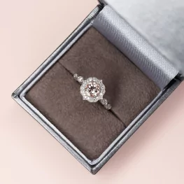 Pierścionek z białego złota z morganitem i diamentami Pierścionek z białego złota z morganitem i diamentami