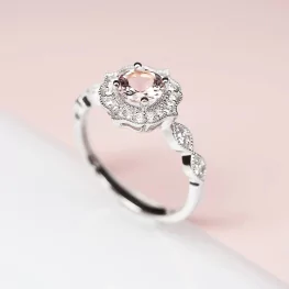 Pierścionek z białego złota z morganitem i diamentami Pierścionek z białego złota z morganitem i diamentami