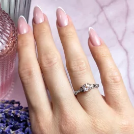 Pierścionek z białego złota z morganitem i diamentami Pierścionek z białego złota z morganitem i diamentami